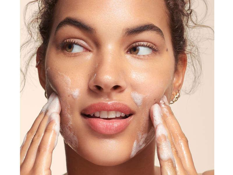 Make Your Skin Sparkle With A Brightening Face Cleanser